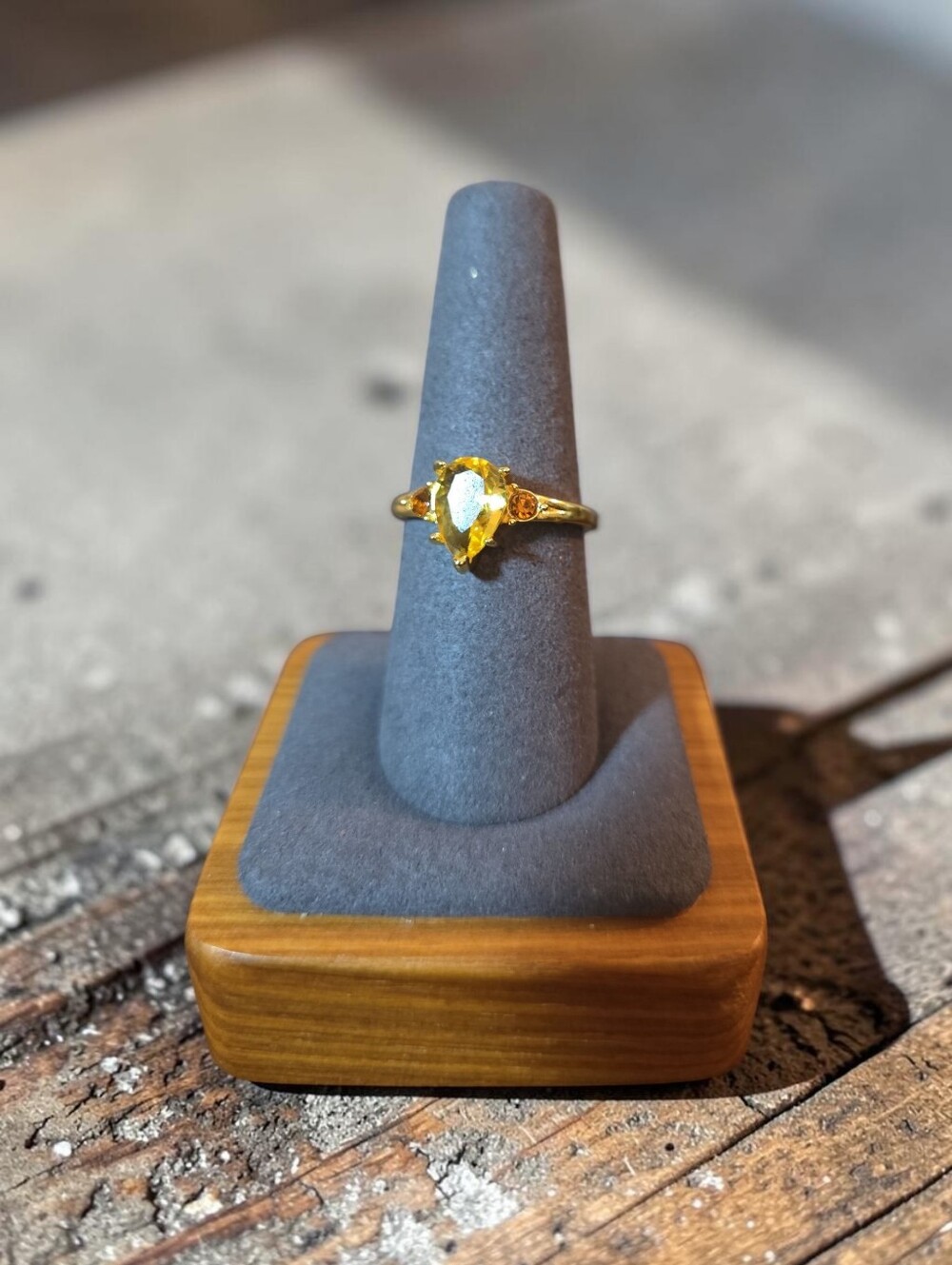 Nwt SASSIFIED BOUTIQUE Gold Teardrop Gemstone Ring .